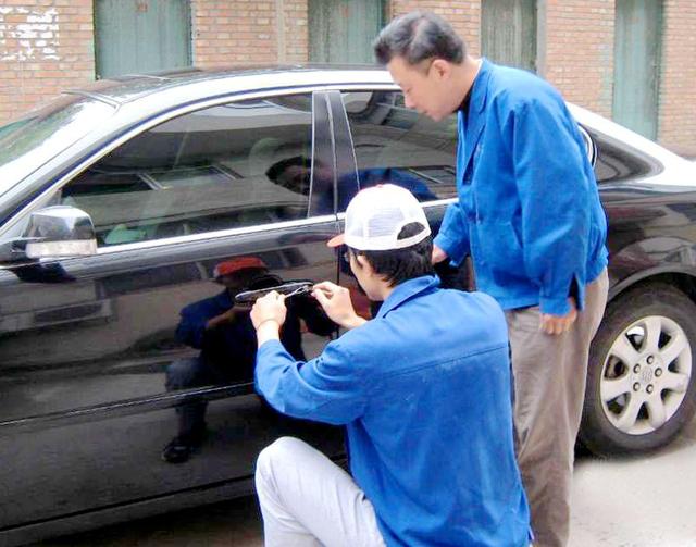 琼山区汽车钥匙丢在车里面怎么办?